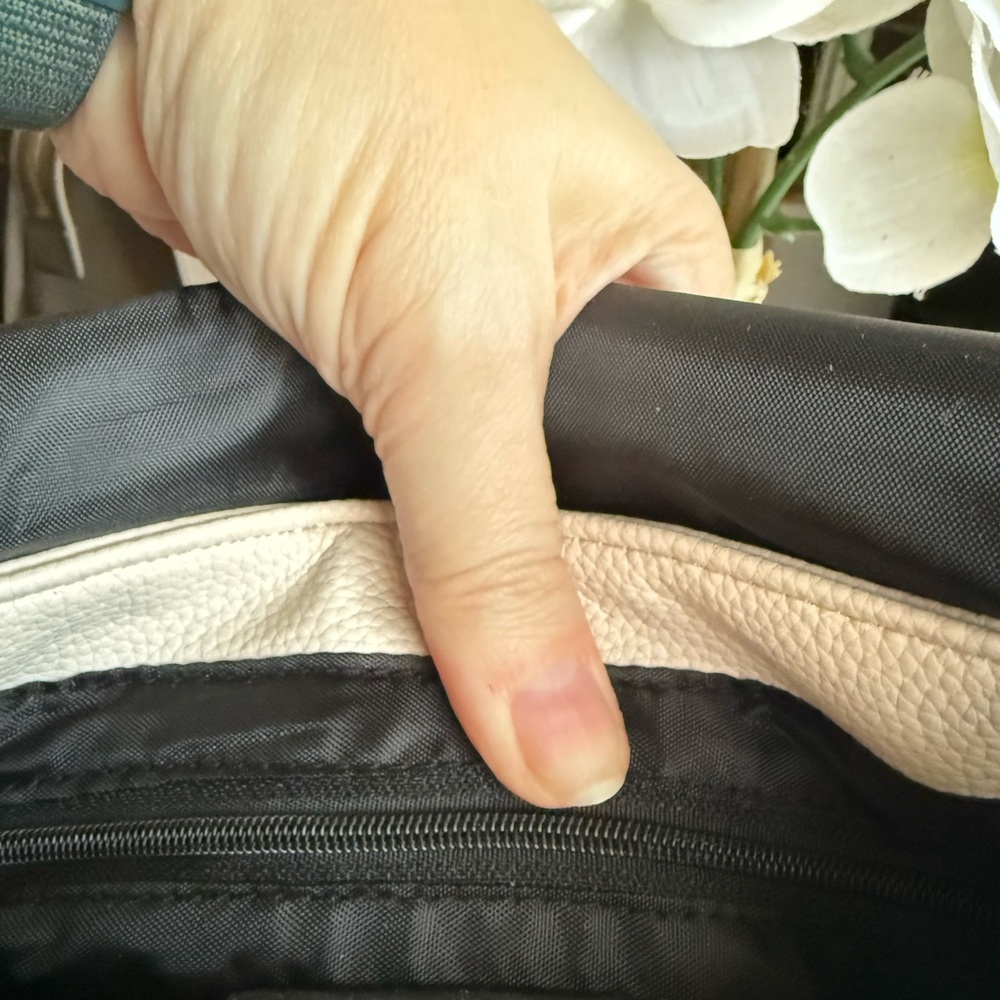 🔥 Fire Sale 🔥
NWT Tahari Cream Crossbody Bag with Silver Chain Strap - Picture 8 of 12